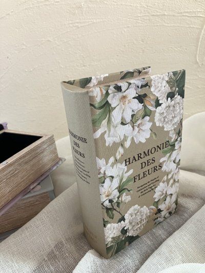 画像2: 【母の日限定商品】カーネーションムーンダストと季節のお花のブーケ＋洋書風小物入れセット（ベージュ）
