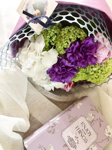 画像1: 【母の日限定商品】カーネーションムーンダストと季節のお花のブーケ＋洋書風小物入れセット（パープル） (1)