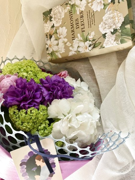 画像1: 【母の日限定商品】カーネーションムーンダストと季節のお花のブーケ＋洋書風小物入れセット（ベージュ） (1)