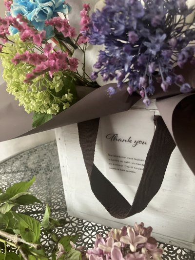 画像1: 【母の日限定商品】季節のお花の母の日アレンジとウインドチャイムセット